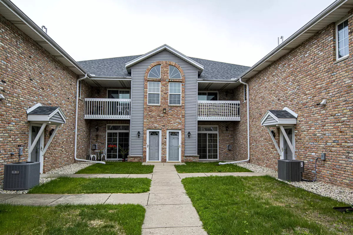 Oak Creek, WI 53154,430 W Aspen Dr Unit 4