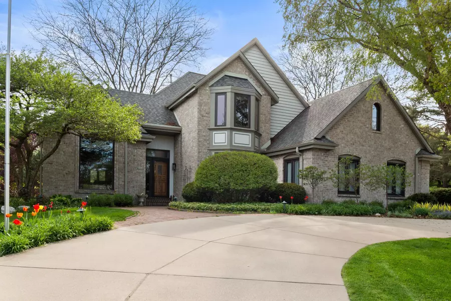 W238N3333 Pine Hill Ct, Pewaukee, WI 53072