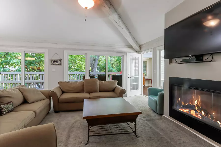 602 Country Club Dr Unit A, Fontana, WI 53125