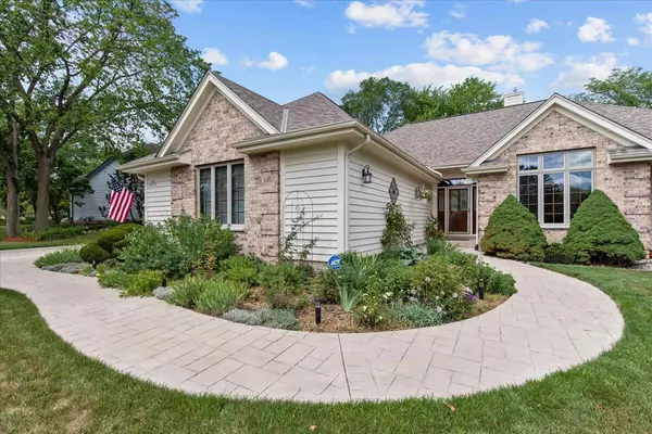 N52W14136 Aberdeen Dr, Menomonee Falls, WI 53051