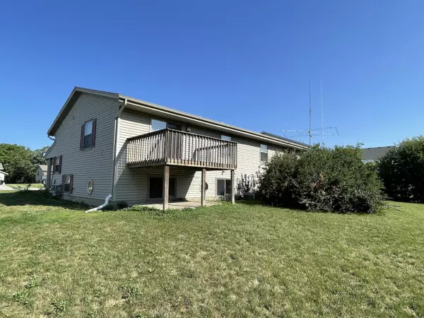 Waterford, WI 53185,605 Foxmead Pl Unit A&B