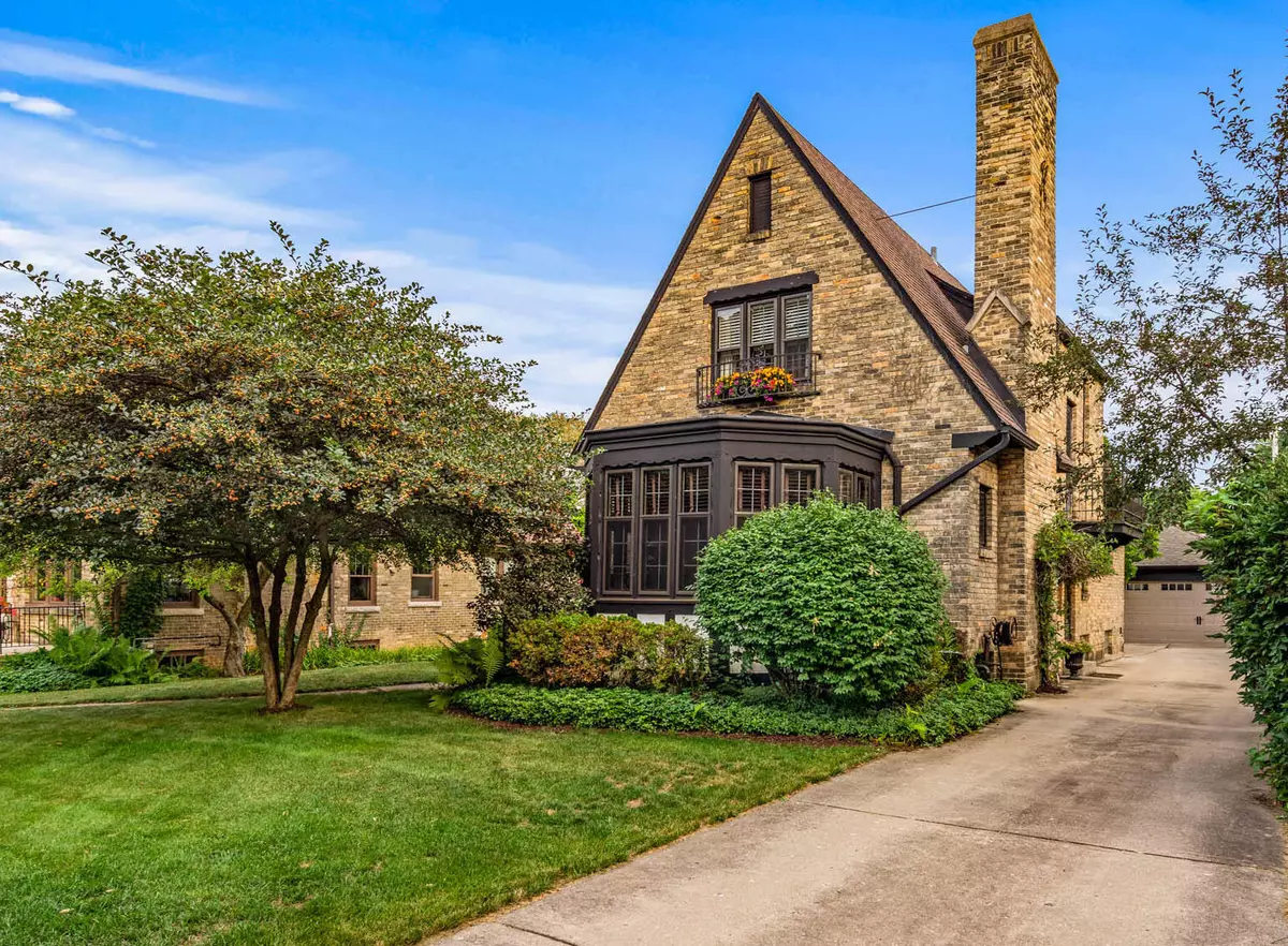 Wauwatosa, WI 53213,6513 Betsy Ross Pl