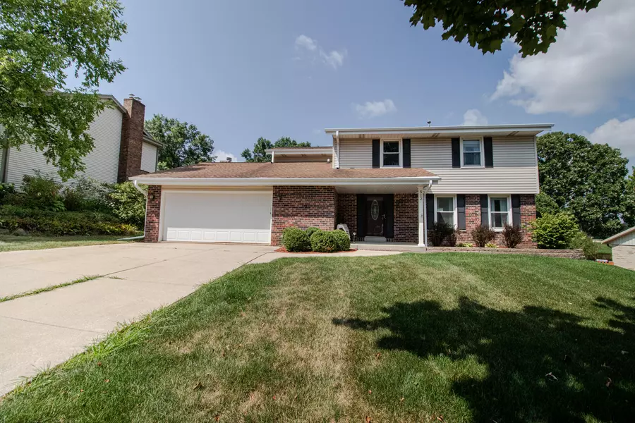 512 Mesa Ct, Waukesha, WI 53188