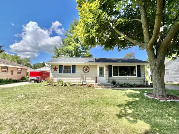 208 Lowell St, Watertown, WI 53098