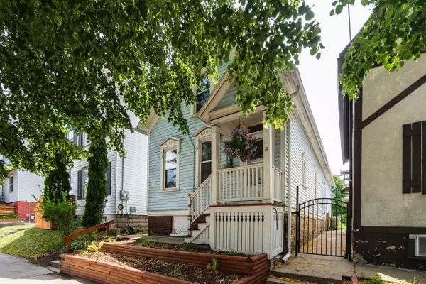 923 E Land Pl, Milwaukee, WI 53202