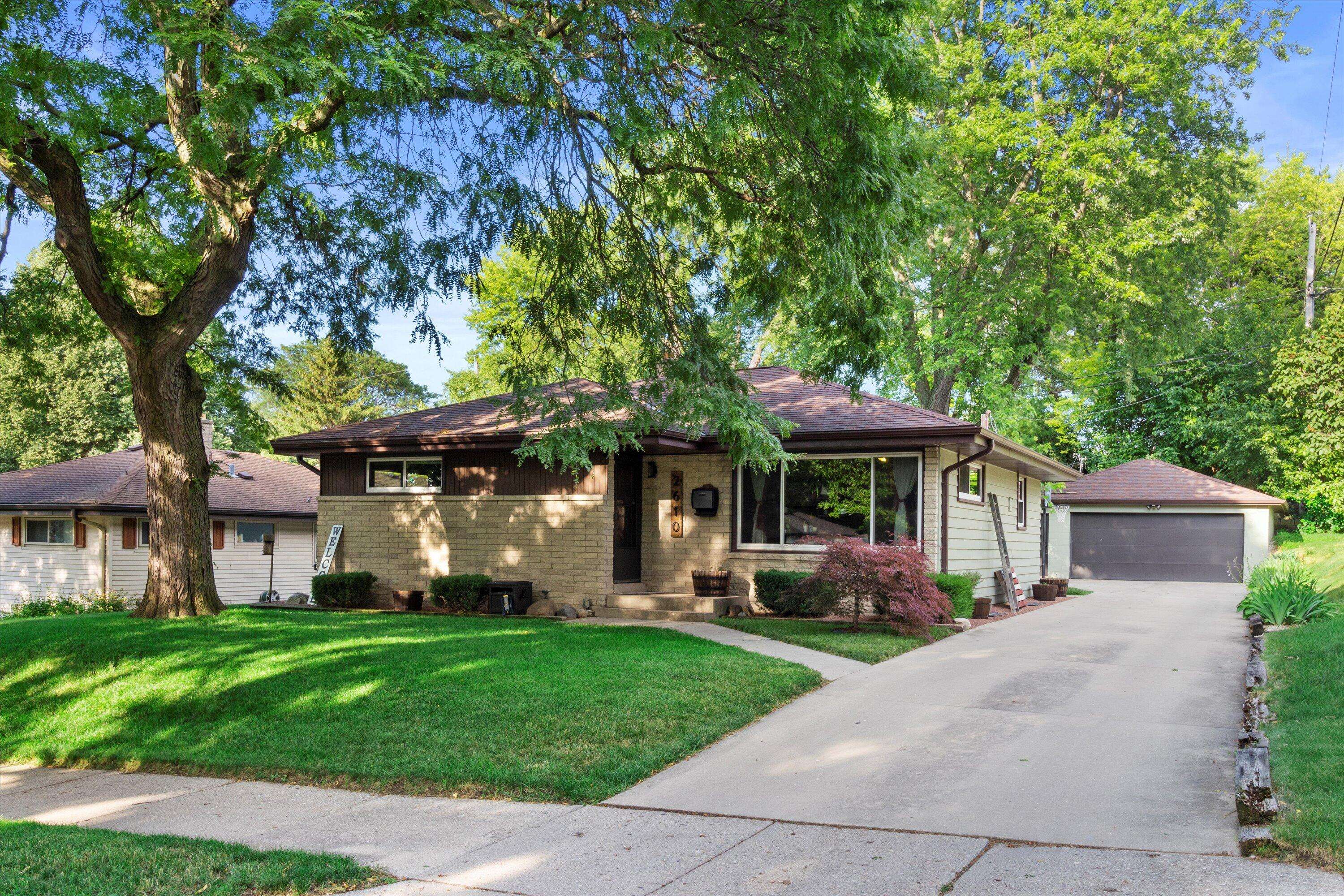 2610 S 96th St, West Allis, WI 53227
