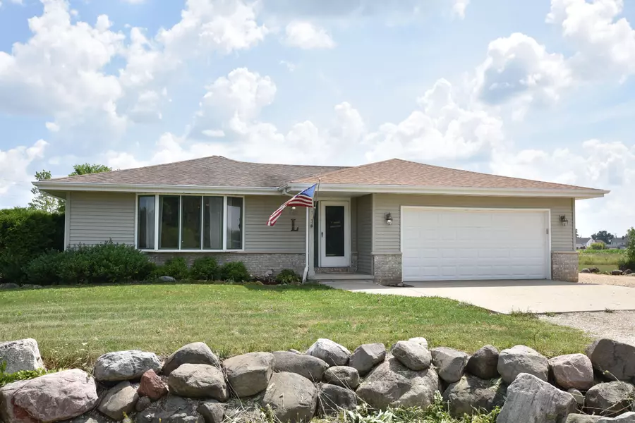 525 Red Tail Loop, Waldo, WI 53093