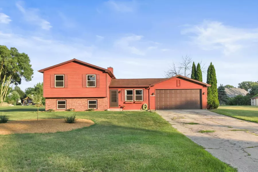 S77W15555 Woods Rd, Muskego, WI 53150