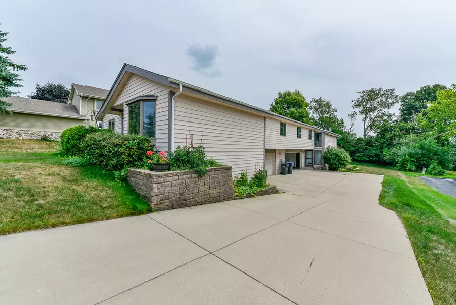 1282 Sunnyridge Rd, Pewaukee, WI 53072