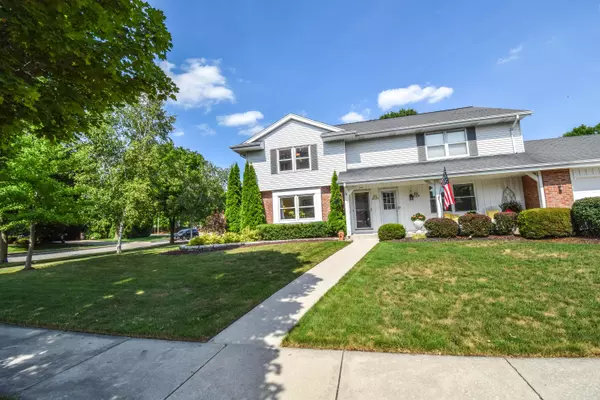 W72N1072 Hampton Ave, Cedarburg, WI 53012