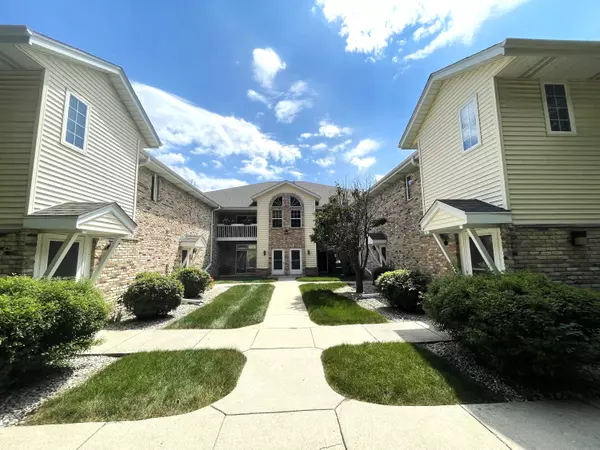 330 W Aspen Dr Unit 11, Oak Creek, WI 53154