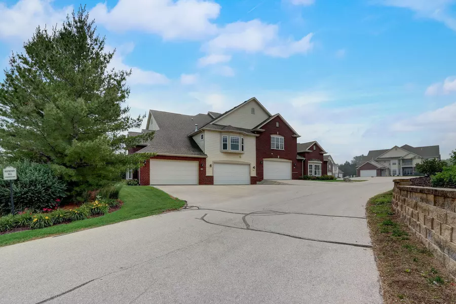 571 Grandview Ct Unit C, Pewaukee, WI 53072