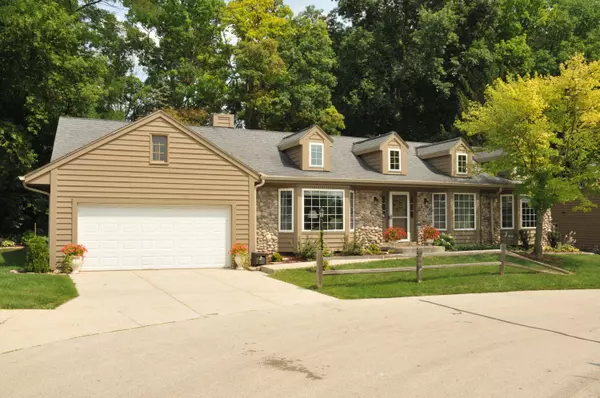 3818 S Oakridge Ct, Greenfield, WI 53228