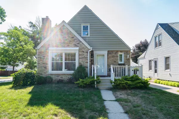 4901 N Idlewild Ave, Whitefish Bay, WI 53217