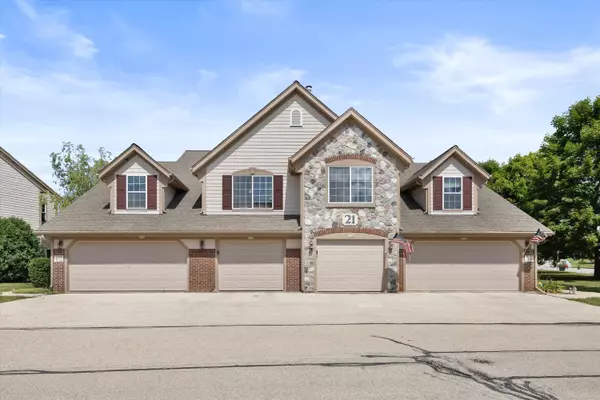 2126 W Vista Bella Dr, Oak Creek, WI 53154