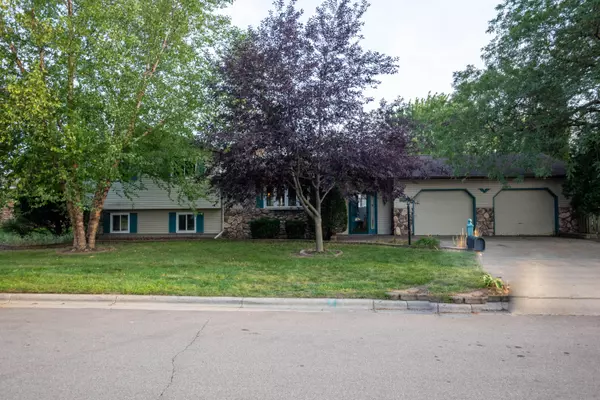 1212 Pinecrest Ln -, Onalaska, WI 54650