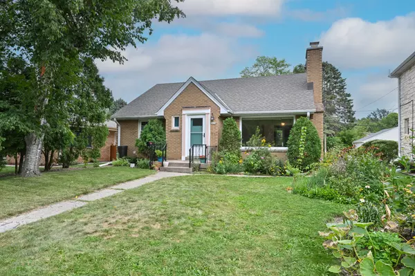 5676 N Milwaukee River Pkwy, Glendale, WI 53209
