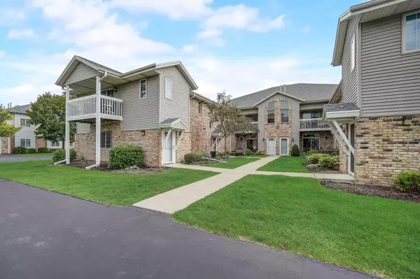 435 W Aspen Dr Unit 16, Oak Creek, WI 53154