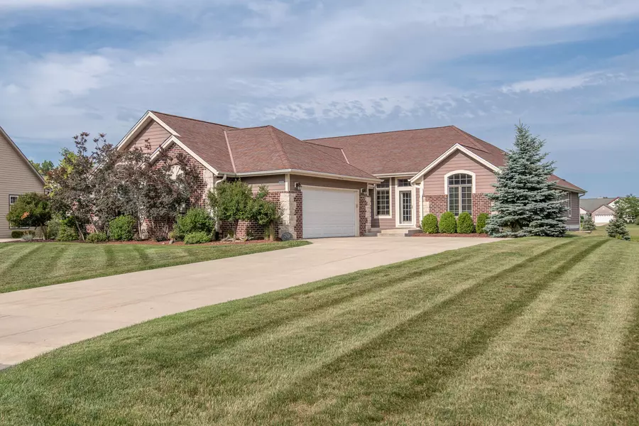 8984 S Cordgrass Cir W, Franklin, WI 53132