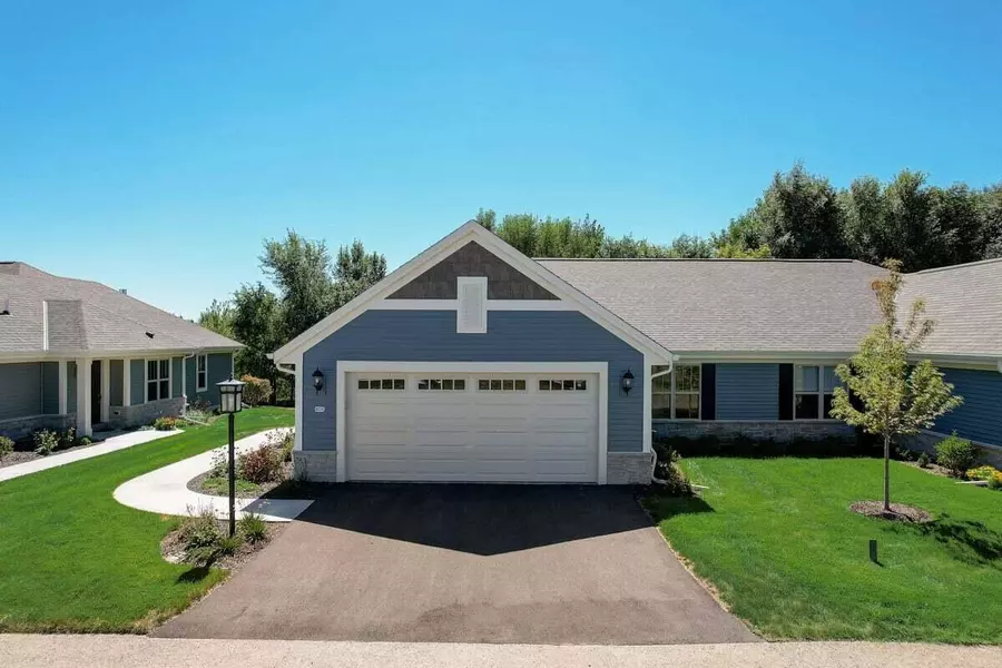 806 Margo Cir Unit 1401, Eagle, WI 53119