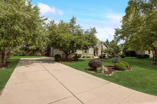 140 W Fairfield Ct, Oak Creek, WI 53154