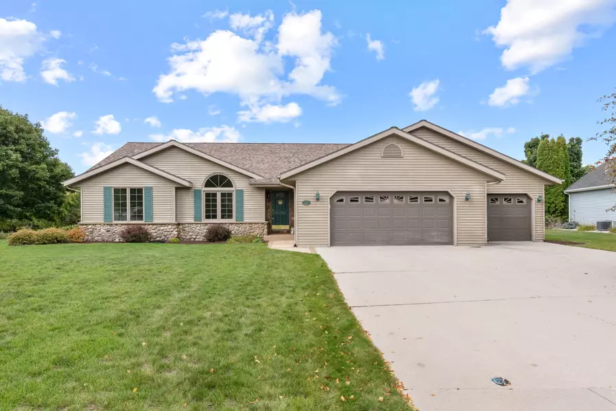 810 S Hills Dr, Plymouth, WI 53073