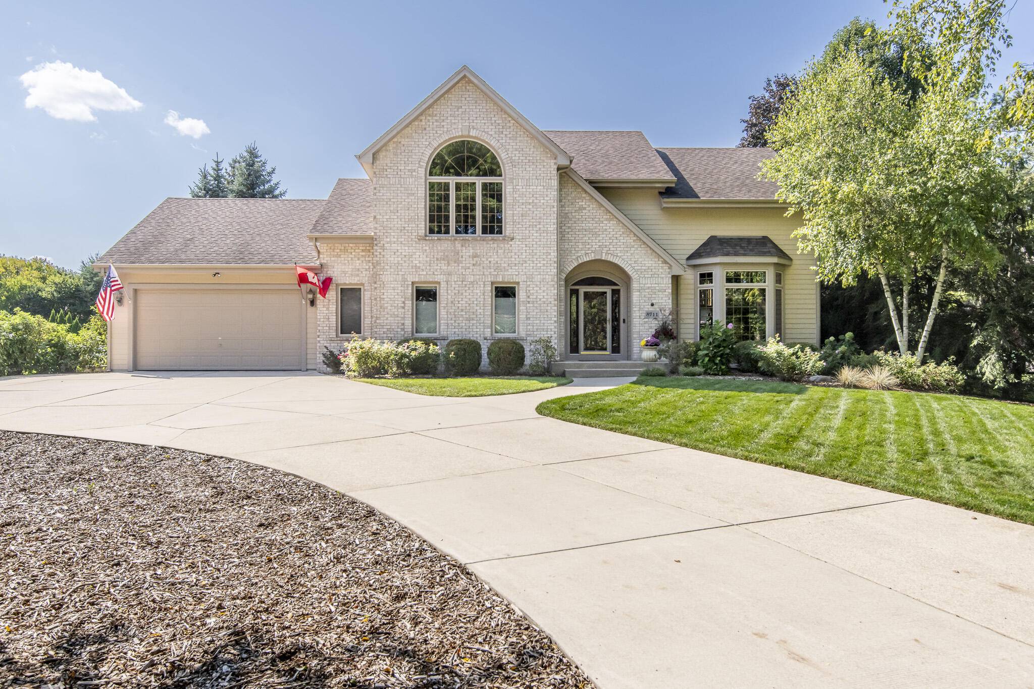 5711 S 92nd St, Hales Corners, WI 53130
