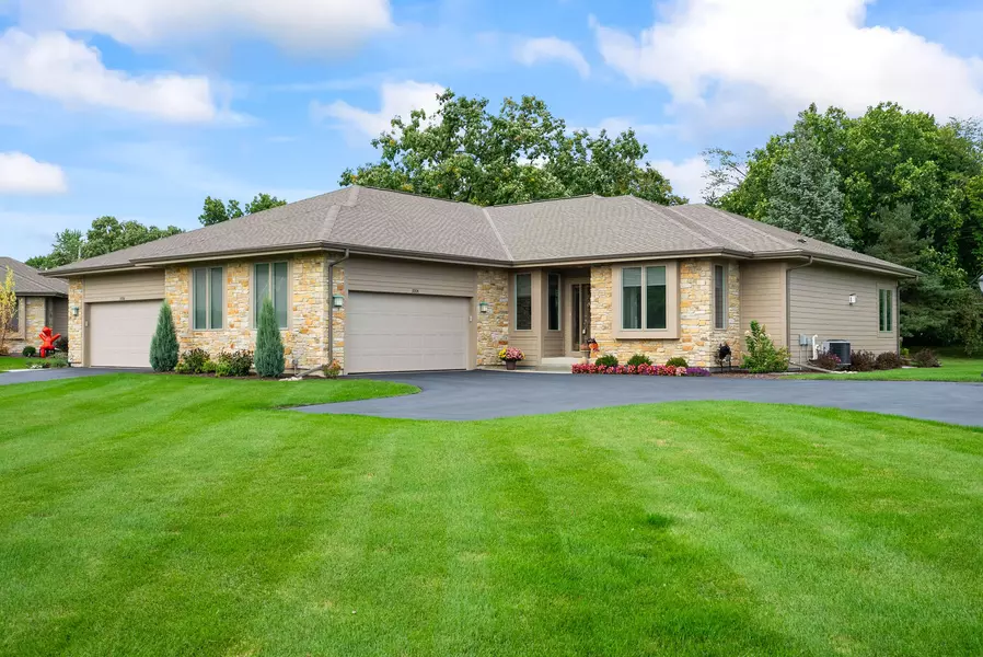 1004 N Pinegrove Ct Unit 38, Hartland, WI 53029