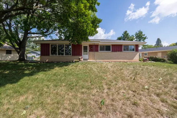 414 Hill N Dale Cir, Hartland, WI 53029