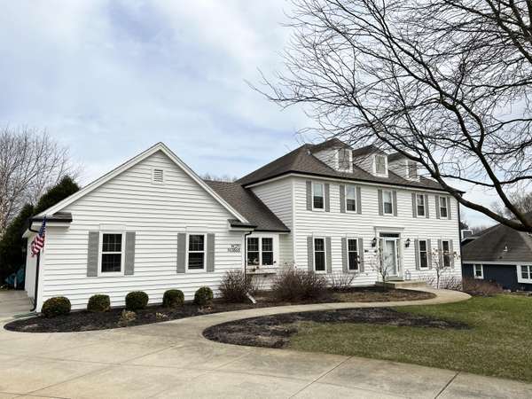 W291N3868 Round Hill Cir, Delafield, WI 53072