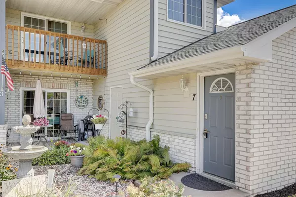 Pewaukee, WI 53072,W240N2524 E Parkway Meadow Cir Unit 7