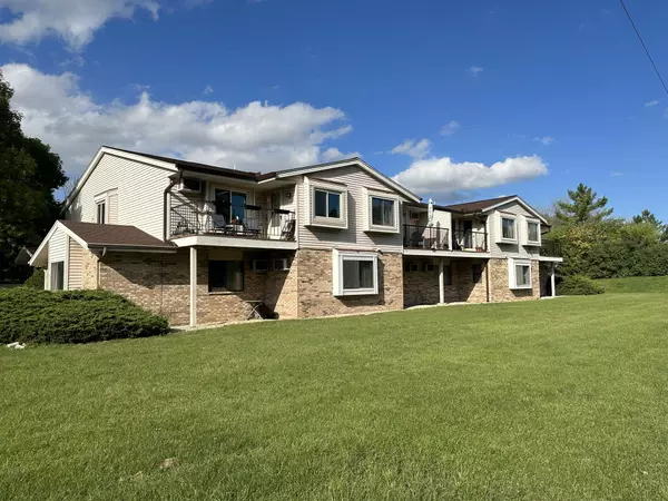 4530 S Greenridge Cir, Greenfield, WI 53220