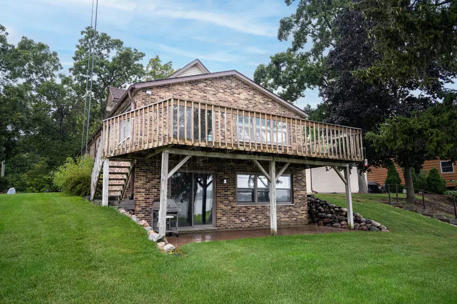 2215 Lakeshore Dr, Dover, WI 53139