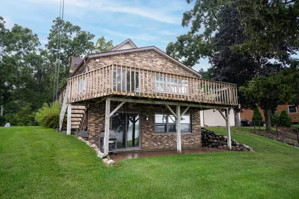 2215 Lakeshore Dr, Dover, WI 53139