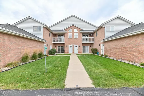 Pewaukee, WI 53072,W241N2573 E Parkway Meadow Cir Unit 8