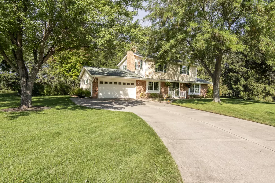 S75W31732 Arbor Dr, Mukwonago, WI 53149