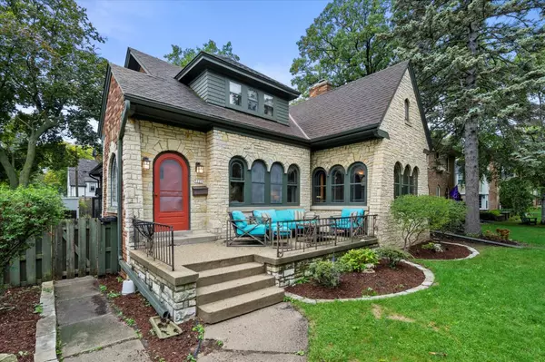 5221 N Hollywood Ave, Whitefish Bay, WI 53217