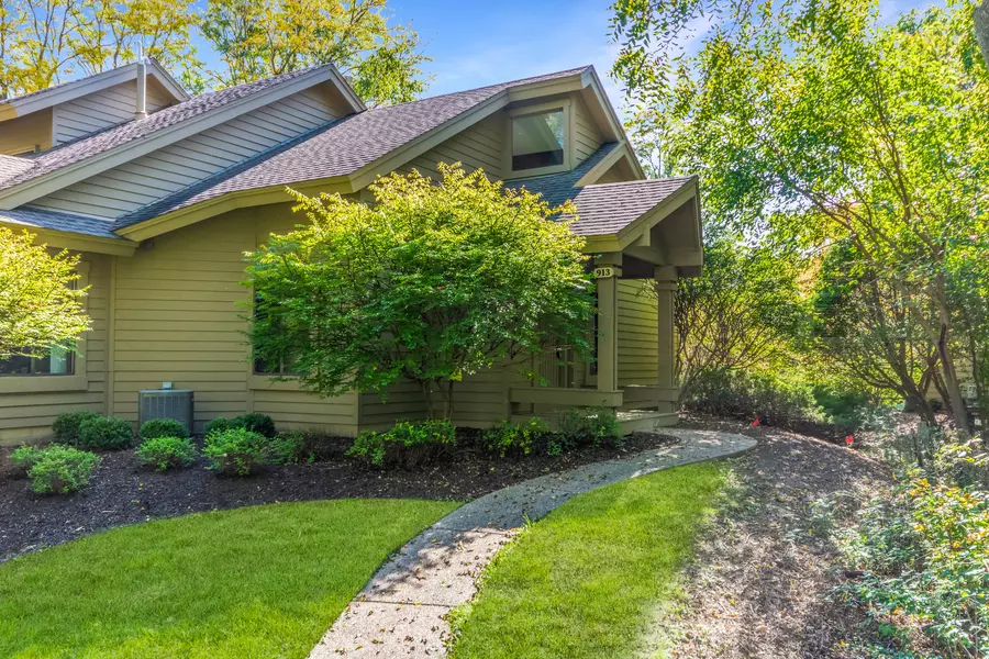 913 Duck Pond Rd, Fontana, WI 53125