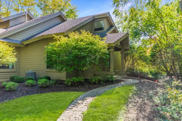 Fontana, WI 53125,913 Duck Pond Rd