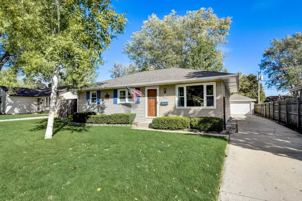 W174N8662 Schneider Dr, Menomonee Falls, WI 53051