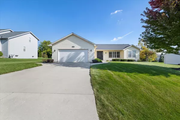 8544 S Breaburn Dr, Oak Creek, WI 53154