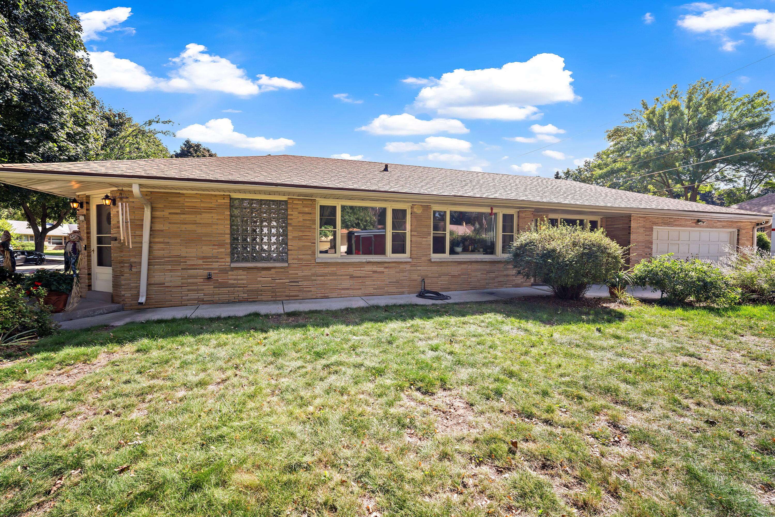 3003 S Stratton Dr, West Allis, WI 53219