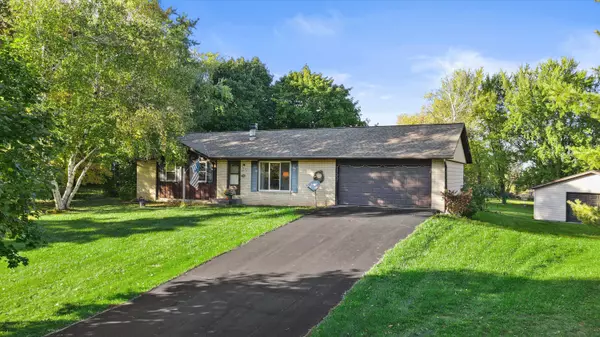 N74W36816 Lakeside Heights Dr, Oconomowoc, WI 53066