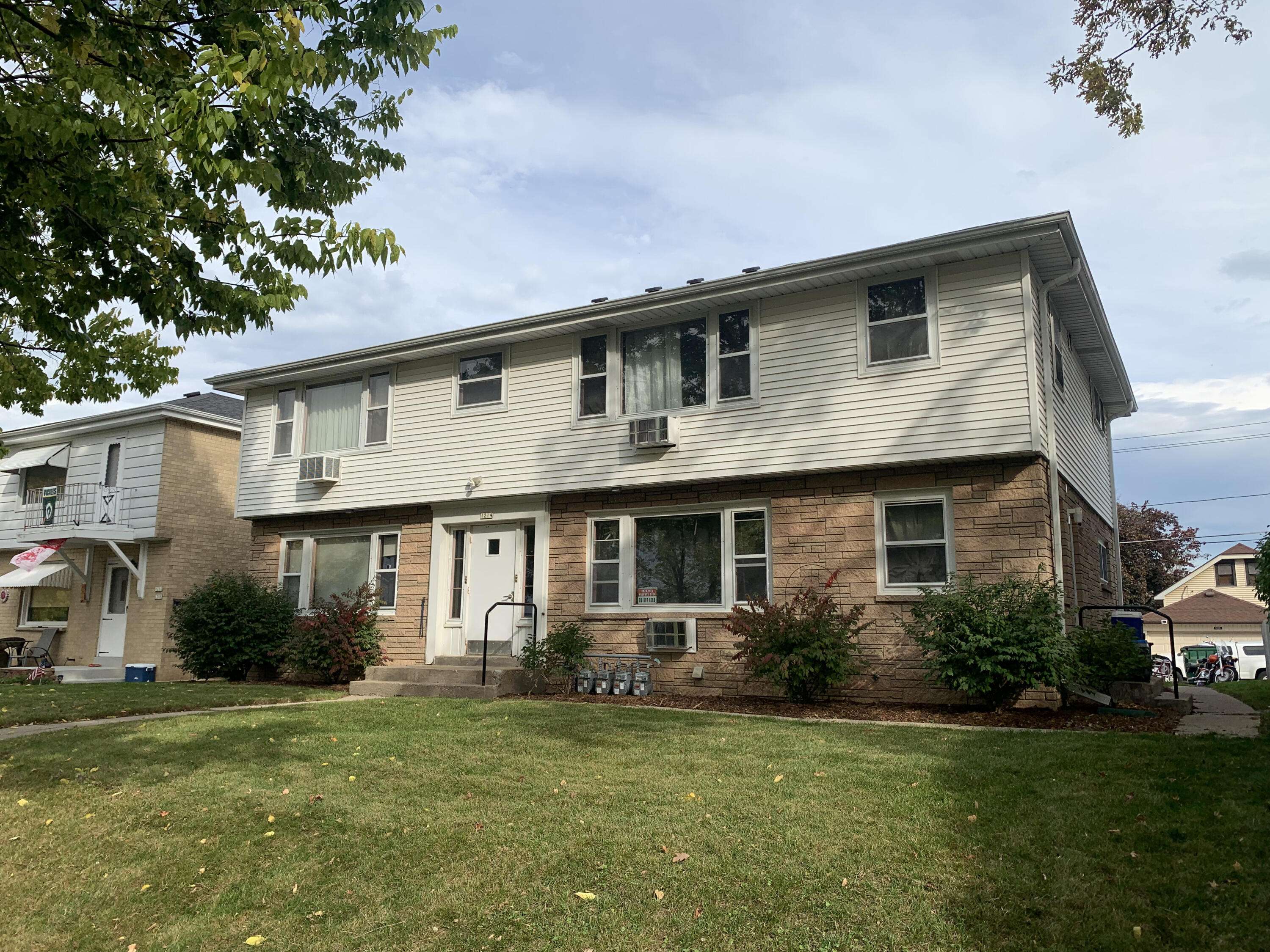 1214 S 77th St, West Allis, WI 53214