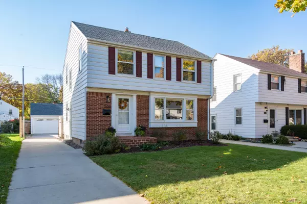 5311 N Kent Ave, Whitefish Bay, WI 53217