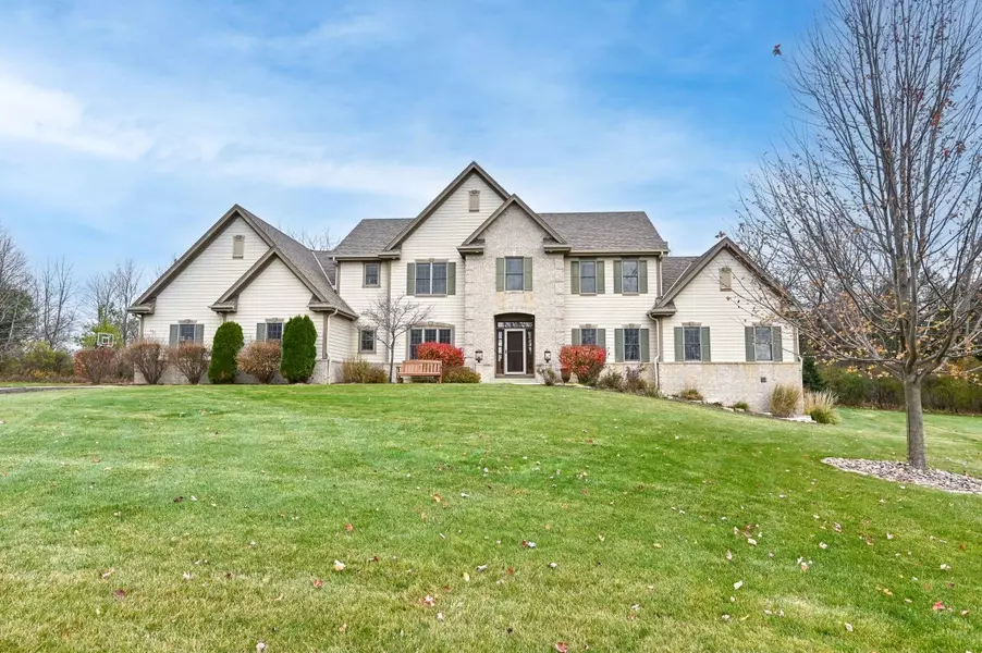 11556 N Creekside Ct, Mequon, WI 53092