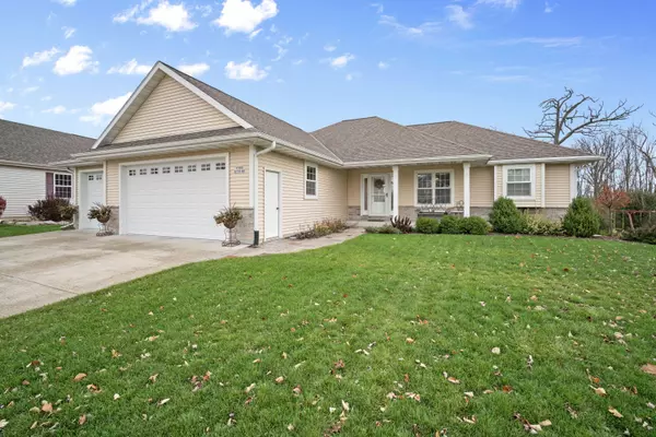 W195N17316 English Oaks Dr, Jackson, WI 53037