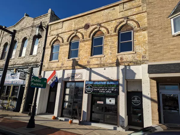 118 N Main St, Oconomowoc, WI 53066