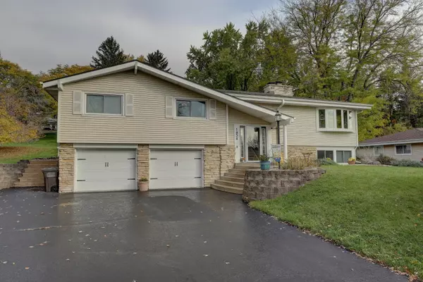 Oconomowoc, WI 53066,1434 Riverdale Dr