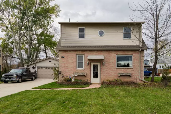 4317 S 51st St, Greenfield, WI 53220